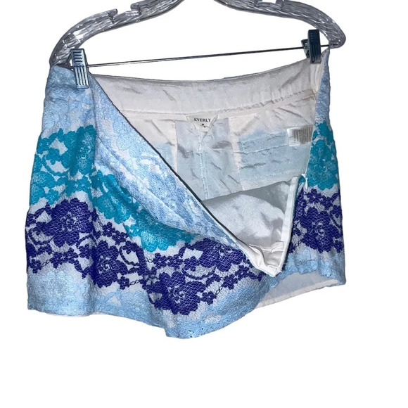 EVERLY Blue Lace Shorts Lined Size Large Side Zip Boho Preppy Colorful Spring - Picture 2 of 7
